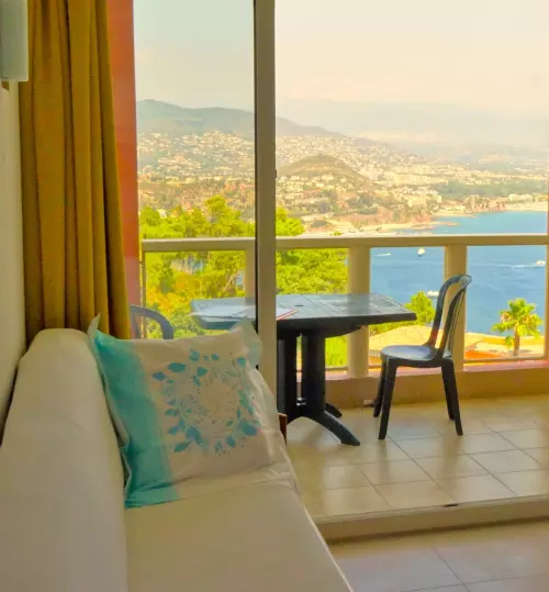 Chez Loursterel (location de vacances Mimosa, le salon), résidence Horizon Bleu à Théoule-sur-Mer 